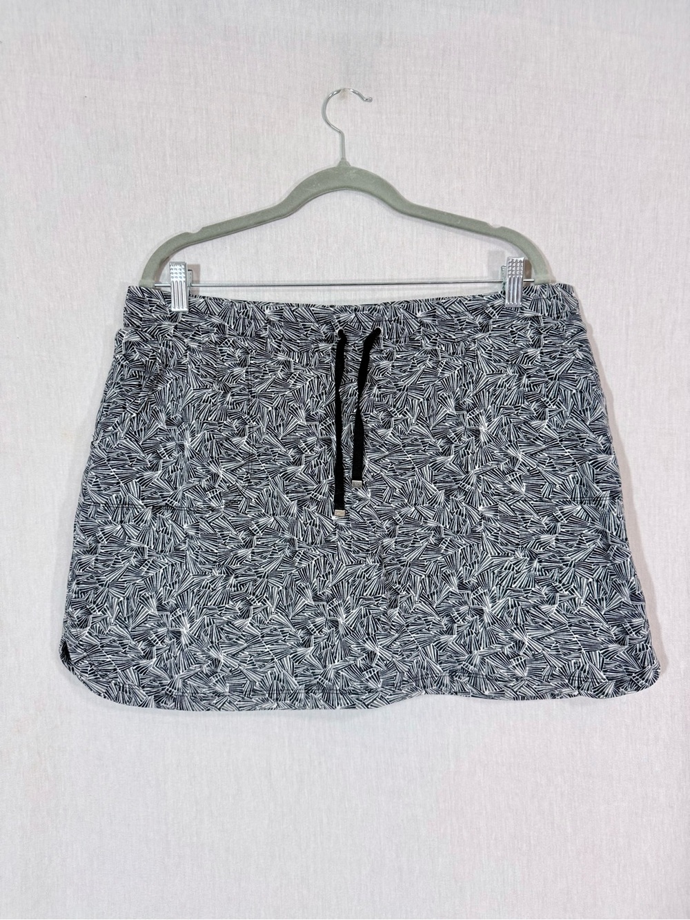 Croft and Barrow L Black & White Printed Drawstring athletic Skirt with shorts